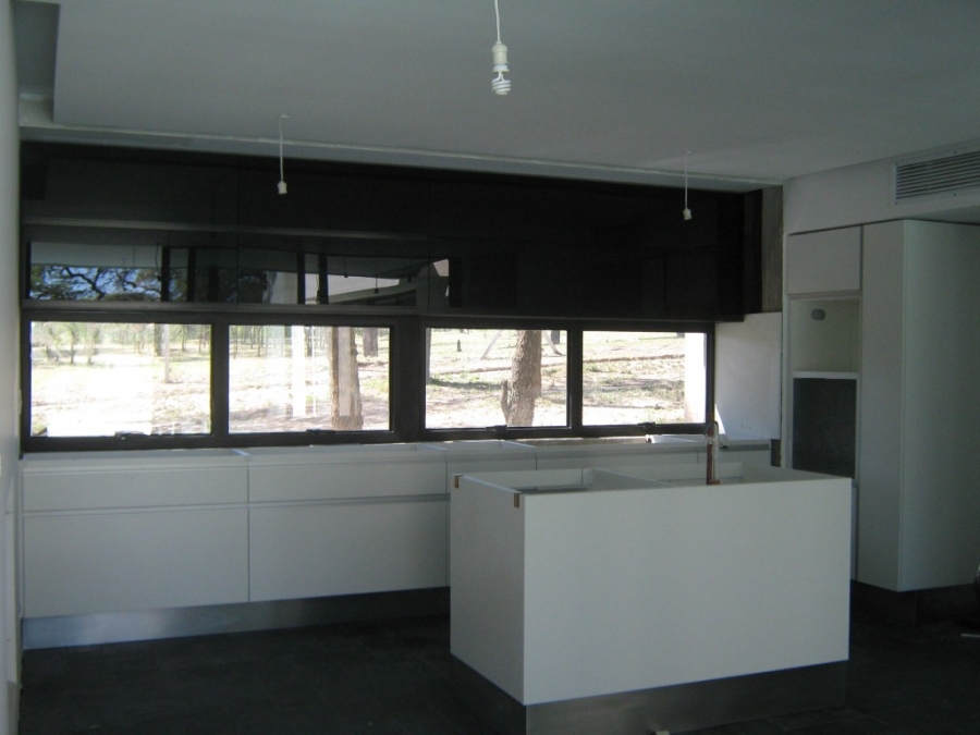 Amoblamiento de cocina en color Blanco con canto ABS de 2mm y Perfil Amoblamiento de cocina en color Blanco con canto ABS de 2mm y Perfil